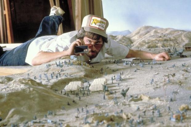 Il regista Steven Spielberg su un set in miniatura