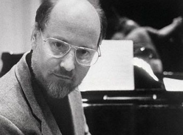 Il compositore John Williams in uno scatto dei primi anni '80