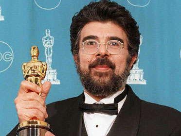 Yared con l'Oscar vinto per la colonna sonora de Il Paziente Inglese (1996)