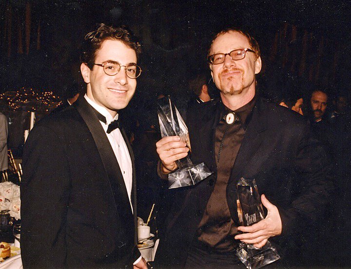Lukas con Danny Elfman durante una cerimonia di premiazione nel 1998