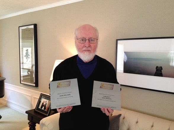 John Williams posa con il Premio ColonneSonore.net 2012 John Williams posa con il Premio ColonneSonore.net 2012