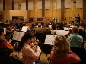 Stromberg dirige la Moscow Symphony durante una registrazione