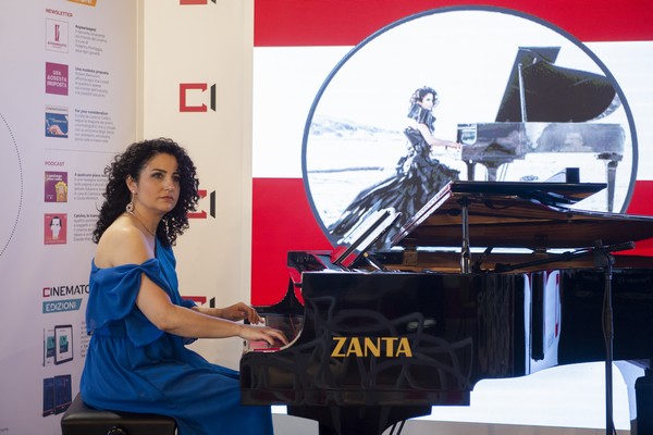 Isabella Turso al pianoforte