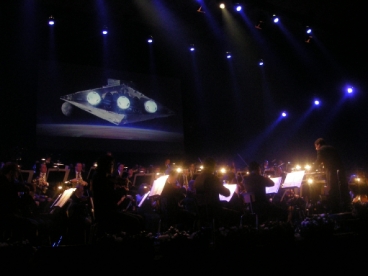 L'orchestra esegue il Main Title di Star Wars
