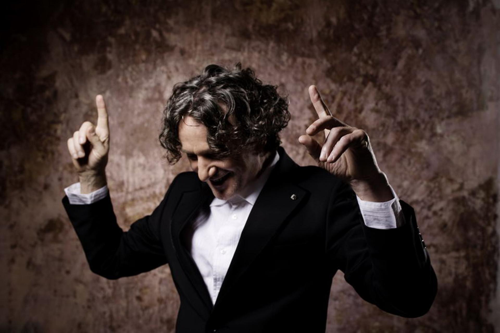 foto goran bregovic mani in alto