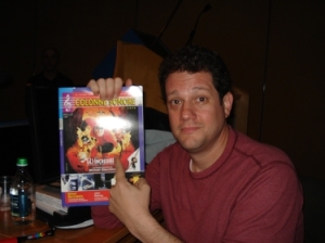 Michael Giacchino posa con una copia della 