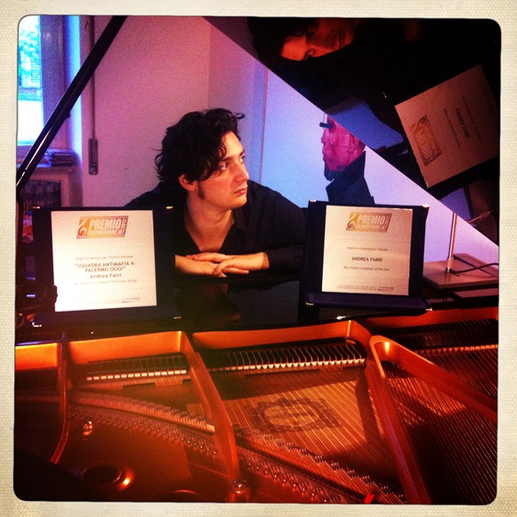 Andrea Farri posa con il premio ColonneSonore.net