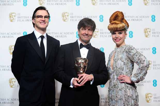 Thomas Newman con il premio BAFTA ricevuto per la colonna sonora di SKYFALL