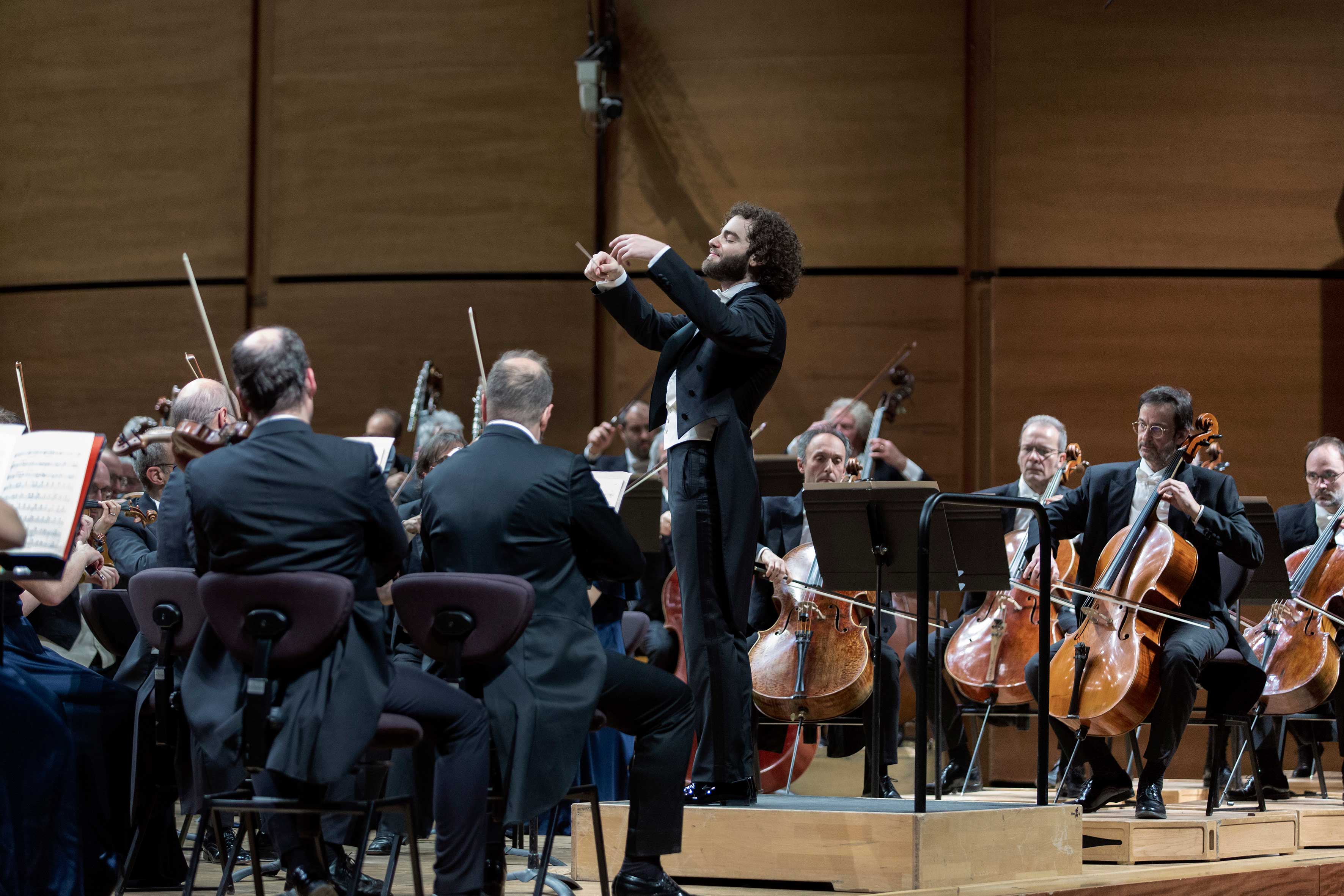 Tjeknavorian dirige l Orchestra Sinfonica di Milano in Schumann Sostakovic con Fliedl al violoncello foto Angelica Concari 26